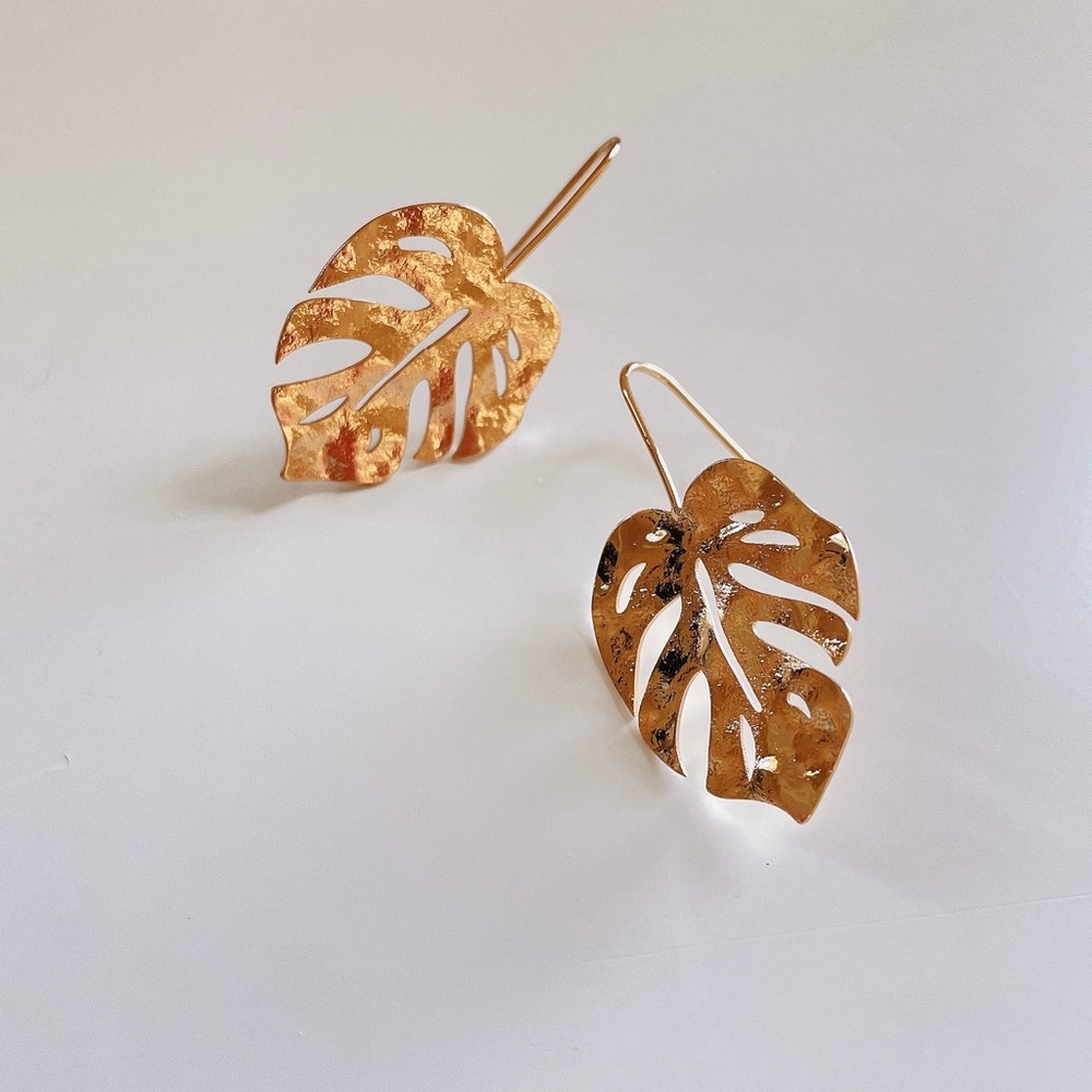 Gold plated Monstera leaf earrings - Picture 2 of 6